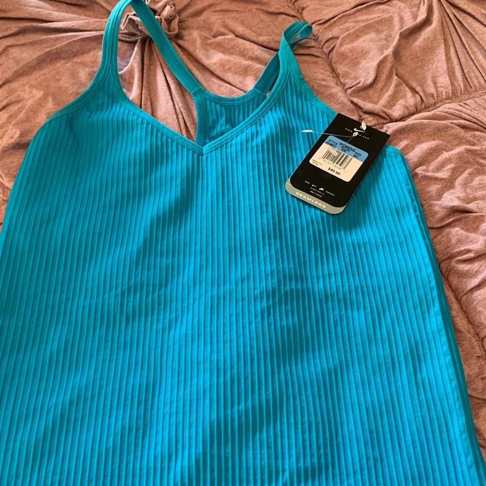 Nike seamless dri fit workout tank. NWT retail 40